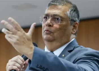 Dino autoriza parte das emendas parlamentares mas denuncia