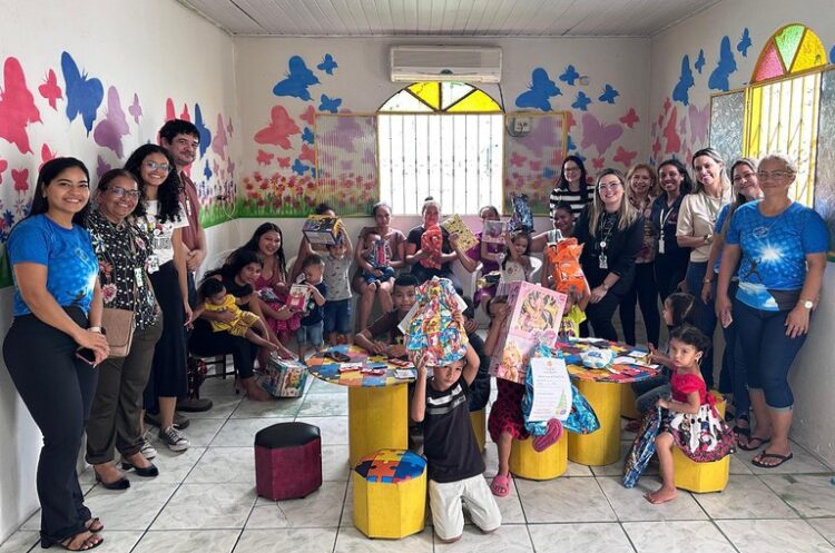 Servidores e colaboradores da Suframa realizam doação de presentes para crianças do Lar Batista Janell Doyle — Suframa