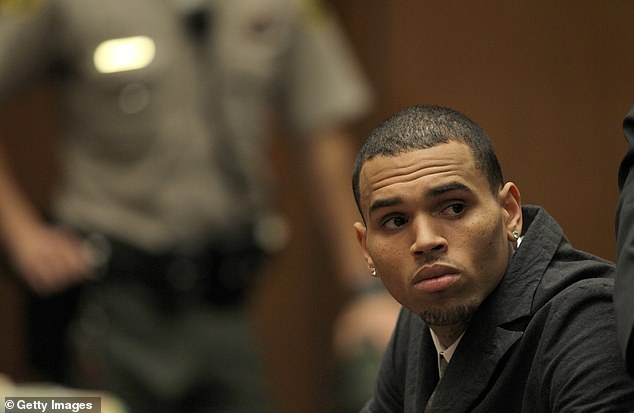 Brown foi fotografado no Tribunal Superior de Los Angeles em 2013 para uma audiência ligada à agressão a Rihanna quatro anos antes.