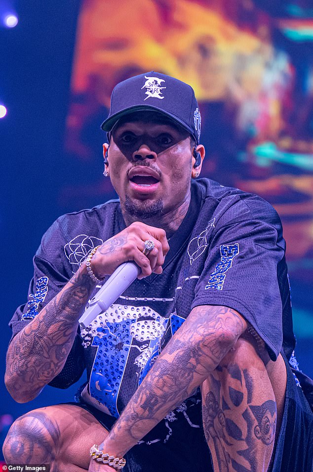 Brown, retratado em um show em Houston no verão passado, sofreu impactos em sua reputação e finanças como resultado da série de documentos, disse sua equipe jurídica