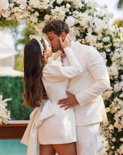 Larissa Manoela comemora um mês de casada: "Bodas de beijinho"