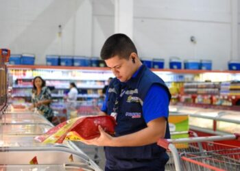 Após denúncia, Procon-AM encontra produtos impróprios para consumo em supermercado na zona leste de Manaus