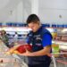 Após denúncia, Procon-AM encontra produtos impróprios para consumo em supermercado na zona leste de Manaus
