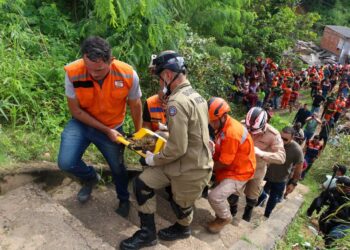 Governo do Amazonas mobiliza operação de resgate de vítimas de deslizamento de terra no bairro Redenção