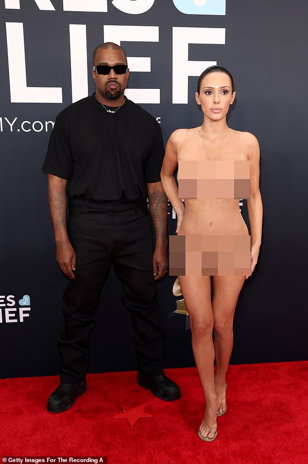 Após as críticas sobre sua aparência ultrajante no tapete vermelho, Kanye descartou a cerimônia como 'chata' e chamou a roupa de Bianca 'Art'