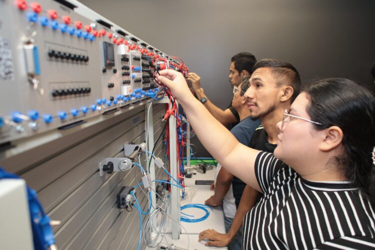 Alta demanda por profissionais da área de tecnologia pode ser suprida por formação técnica de 18 meses