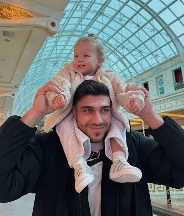 Tommy Fury e sua jovem filha Bambi