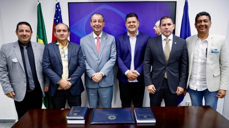 Prefeito de Uarini busca apoio federal em reunião com senador Omar Aziz em Brasília