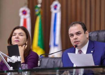 Presidente da Aleam, Roberto Cidade comanda votação que apreciou 21 matérias legislativas