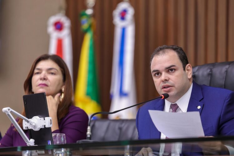 Presidente da Aleam, Roberto Cidade comanda votação que apreciou 21 matérias legislativas