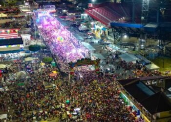 Blocos Irreverentes animam primeiro dia do Carnailha e arrastam mais de 20 mil foliões