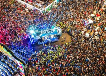 Mais de 30 mil pessoas lotam CarnaBoi em Parintins, com festa de Caprichoso e Garantido
