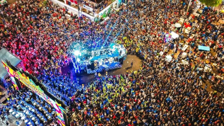 Mais de 30 mil pessoas lotam CarnaBoi em Parintins, com festa de Caprichoso e Garantido