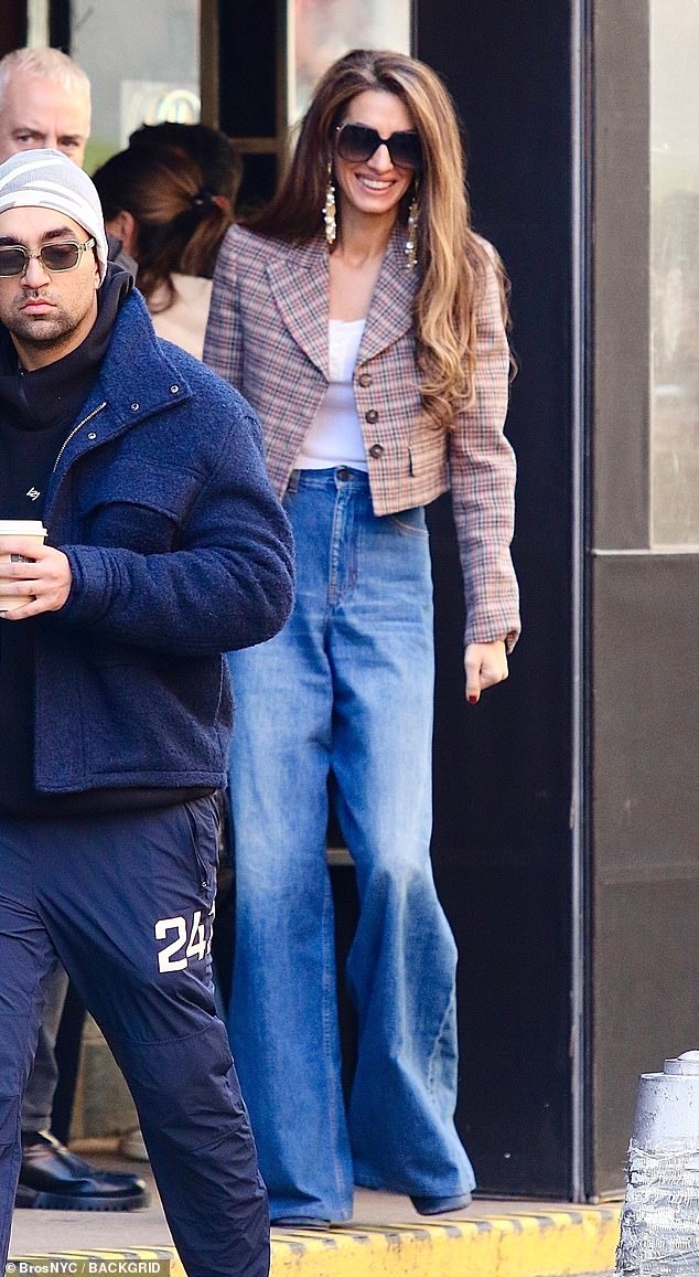 Clooney e sua esposa de 47 anos foram vistos logo após um almoço no restaurante francês Raoul's, onde jantavam com o amigo advogado Kevin Johnson. Ela parecia chique em uma jaqueta xadrez cortada, óculos de sol grossos e jeans com fundo de sino