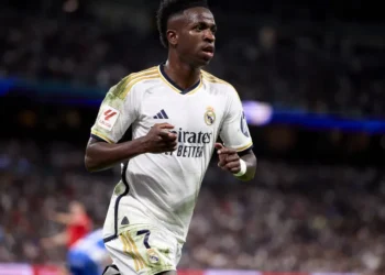 Vini Jr. perde pênalti, mas Real elimina Atlético e sobrevive na Champions