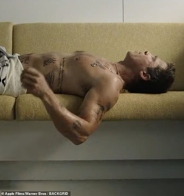 Pitt também é visto sem camisa. Suas tatuagens são reais e não são atraídas para o filme