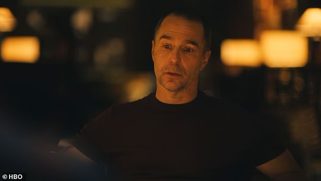 Os amigos de longa data sentaram -se para uma bebida para recuperar o atraso, mas foi então que o personagem de Rockwell revelou a Rick que ele agora está sóbrio. Então, o caráter de Rockwell começou