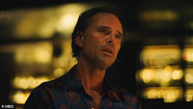 O personagem de Rockwell descreve então como três a quatro homens chegariam a 'trilho' a merda 'de um Rick chocado. Suas expressões começaram a circular as mídias sociais desde que o episódio foi ao ar, tornando a cena chocante agora viral