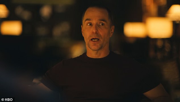 'Então eu coloquei um anúncio ... (e eu) encontrei um cara que se parecia muito comigo', disse Rickwell ao personagem de Rockwell. Eu coloquei um pouco de lingerie e perfume. Eu me fiz parecer uma dessas garotas. Eu pensei que parecia muito quente '