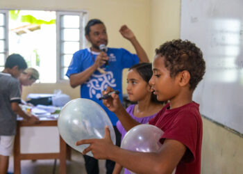 Crianças e adolescentes ribeirinhos vivenciam aprendizado e diversão em ação socioeducativa - FAS