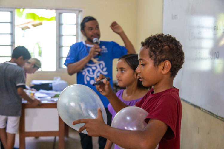 Crianças e adolescentes ribeirinhos vivenciam aprendizado e diversão em ação socioeducativa - FAS