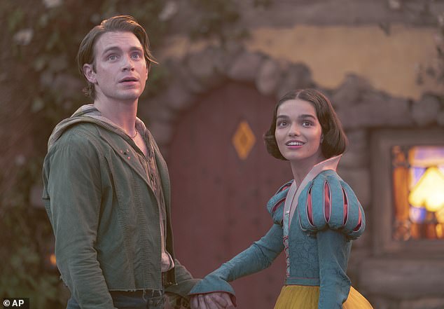 Zegler falou sobre a reviravolta 'moderna' do filme, que foi fortemente criticada como 'acordou' devido a ajustes feitos no enredo de romance 'sexista' e a substituição de atores anões por CGI