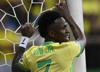 Vini marca nos acréscimos e garante vitória do Brasil sobre a Colômbia