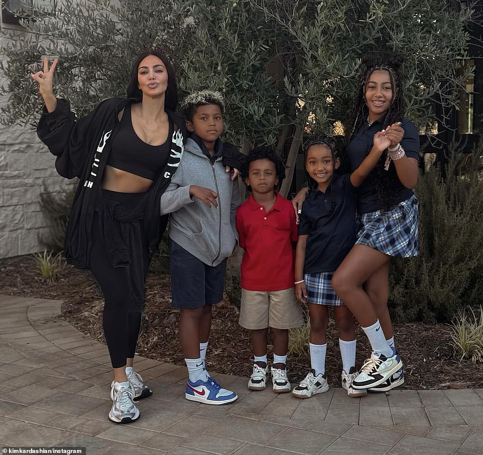 West e Kardashian foram casados por seis anos de 2014 a 2021 e compartilham quatro filhos: Norte, 11, Saint, Nove, Chicago, Sete e Salmo, cinco