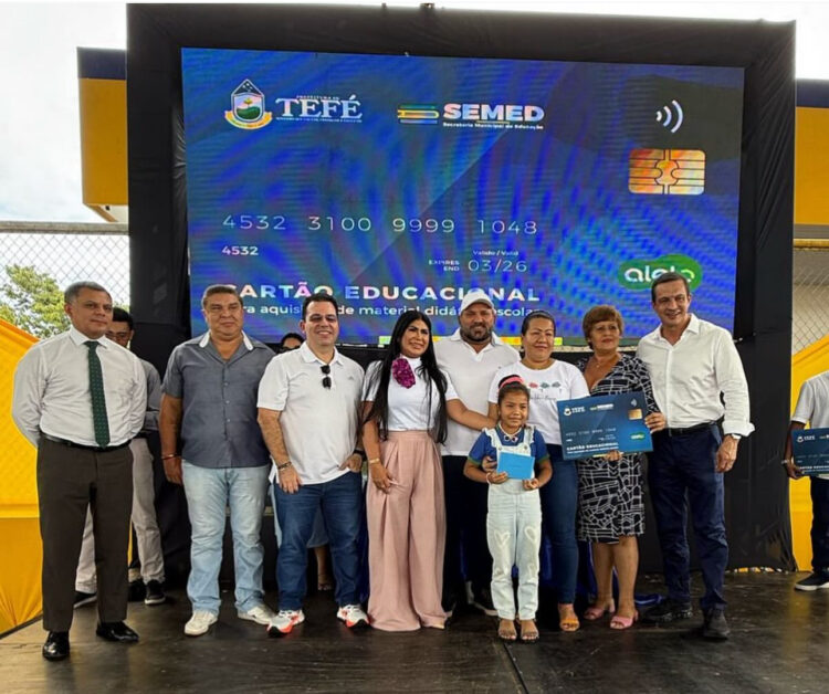 Prefeitura de Tefé promove entrega de cartões educacionais em evento histórico com ampla participação popular