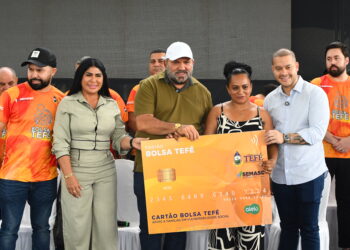Prefeito de Tefé entrega 2 mil novos cartões do Bolsa Tefé em cerimônia no CCI