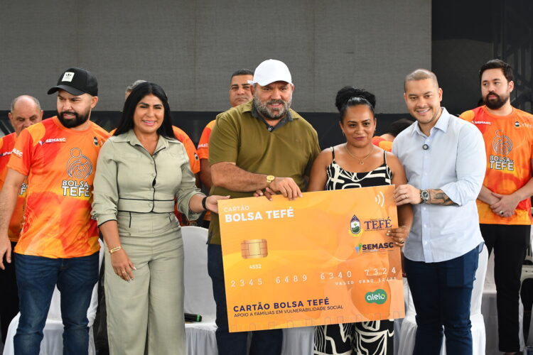 Prefeito de Tefé entrega 2 mil novos cartões do Bolsa Tefé em cerimônia no CCI