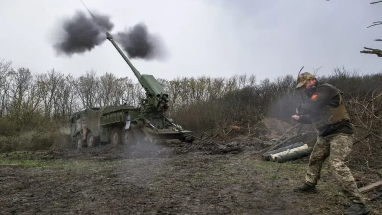 Ataque russo com mísseis faz pelo menos dois feridos em Kyiv