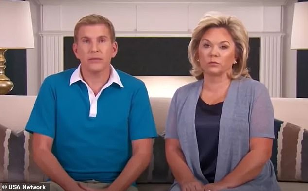 Chrisley é a filha mais velha de Todd (L) e Julie Chrisley (R), que desejam desesperadamente que o presidente Donald Trump os perdoe antes de sua libertação programada da prisão em 2035 e 2030, respectivamente, respectivamente