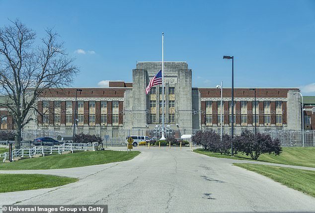 Julie está cumprindo sua sentença de sete anos no Federal Medical Center em Lexington, KY, pelas mesmas acusações, bem como por fraude eletrônica e obstrução da justiça