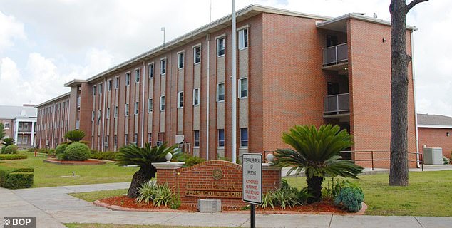 Todd (nascido em Michael) está cumprindo sua sentença de 12 anos no Federal Prish Camp em Pensacola, FL para evasão fiscal (2008-2019) depois de ser considerado culpado de fraudar bancos comunitários de mais de US $ 30 milhões em empréstimos