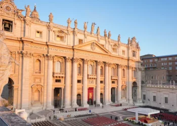 Líderes mundiais, fiéis e forte segurança: Último adeus ao Papa Francisco