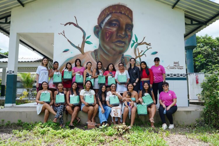 Ação em comunidade indígena transforma maquiagem em ferramenta de empoderamento para mulheres - FAS