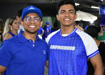 Em estreia emocionante no Bar do Boi, novo tripa do Caprichoso, Edson Azevedo, encanta a Nação Azul e Branca