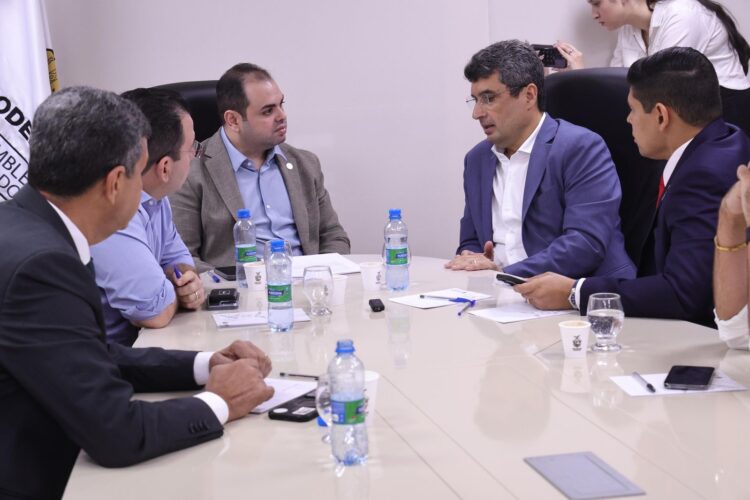 Em reunião liderada pelo presidente Roberto Cidade, superintendente do DNIT faz esclarecimentos sobre o andamento de obras em todo o Amazonas