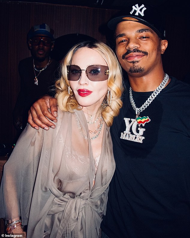 Houve também uma apresentação de YG Marley, neto da lenda do reggae Bob Marley; Madonna vista com YG