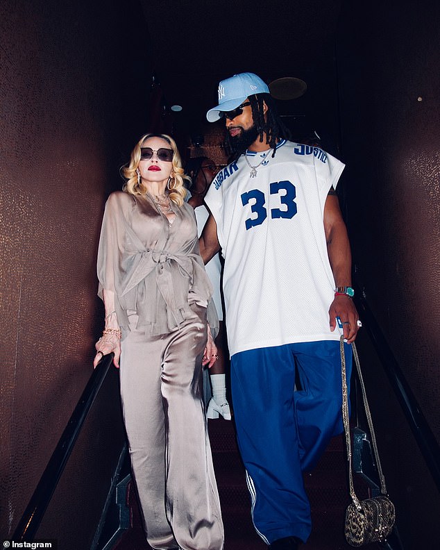 Morris e Madonna estavam pela primeira vez romanticamente ligadas em julho de 2024