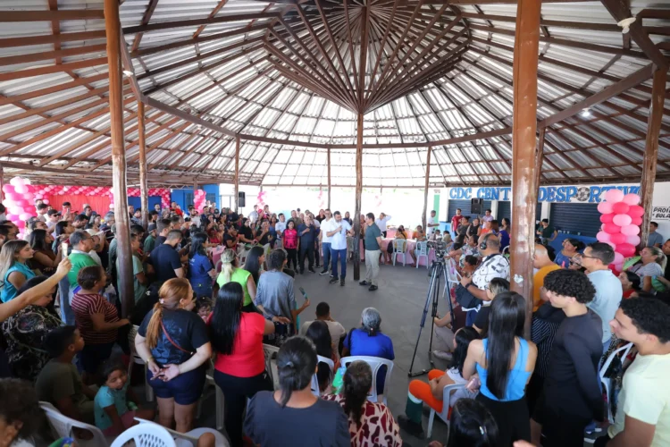 Em café em homenagem às mães, no bairro Compensa, governador Wilson Lima anuncia reforma de espaços de esporte e lazer