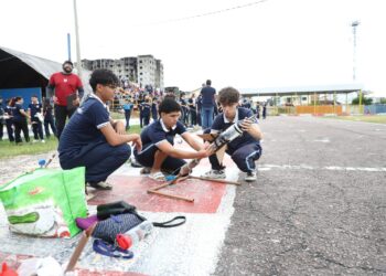 Alunos da Escola Maria Amélia realizam lançamento de foguetes em busca de índice para Olimpíada