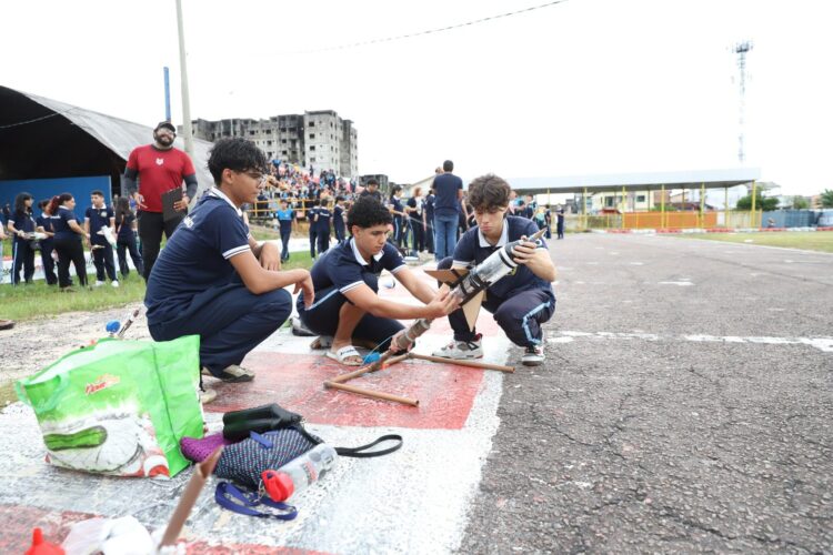 Alunos da Escola Maria Amélia realizam lançamento de foguetes em busca de índice para Olimpíada