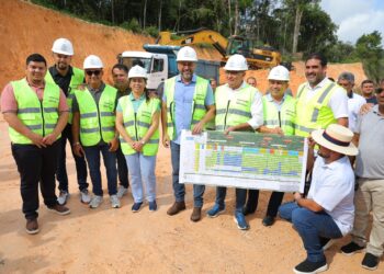 Governador Wilson Lima vistoria retomada das obras de modernização da AM-010 após período chuvoso