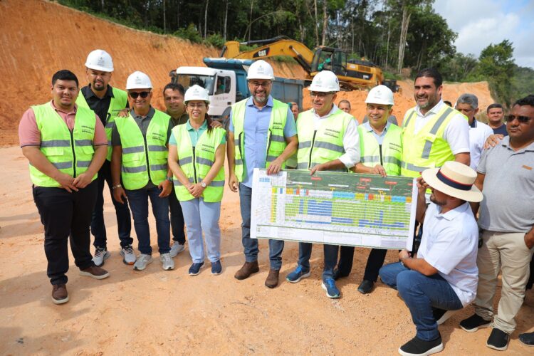 Governador Wilson Lima vistoria retomada das obras de modernização da AM-010 após período chuvoso