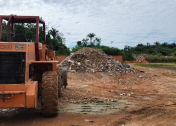 Ipaam autua responsável por pá-carregadeira flagrada em descarte irregular de resíduos em Iranduba
