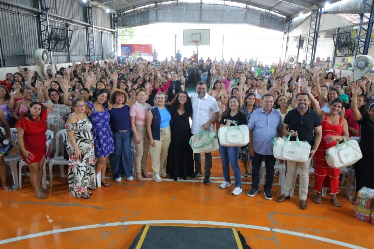 Na véspera do Dia das Mães, governador Wilson Lima entrega kits de bebê para gestantes em Manaus