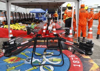 Governador Wilson Lima entrega drones que despejam água e viaturas de grande porte aos Bombeiros destinadas ao interior do Amazonas