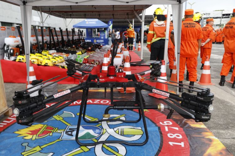 Governador Wilson Lima entrega drones que despejam água e viaturas de grande porte aos Bombeiros destinadas ao interior do Amazonas